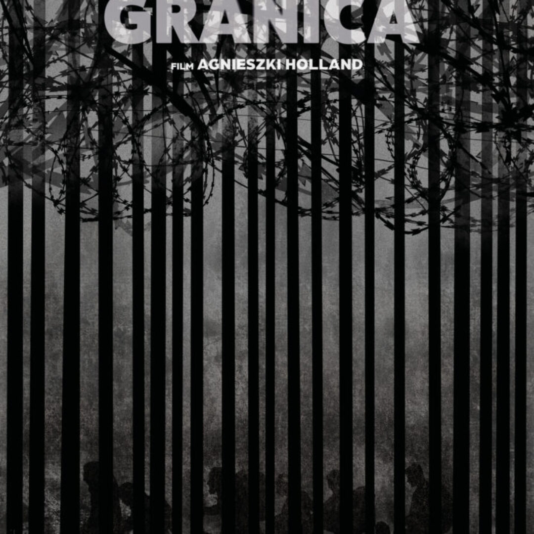 Andrzej Pągowski z plakatem do filmu „Zielona Granica”